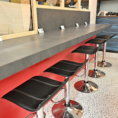 赤と黒のコントラストが目を引くスタイリッシュなカウンター席。シックなチェアと落ち着いた照明が、大人の空間を演出します。お一人様はもちろん、大切な方とのお食事にもぴったり。モダンな雰囲気の中で、贅沢なひとときを心ゆくまでお過ごしください。