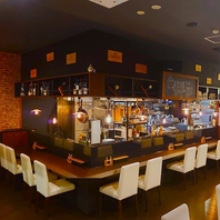 お洒落なバル風の店内