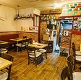 当店は、お客様にゆっくりとお食事を楽しんでいただけるよう、広々とした空間をご用意しております。明るく開放的な店内は、居心地の良さが自慢！お一人様でのリフレッシュタイムから、ご友人やご家族との団らんまで、幅広いシーンに最適です。こだわりのスパイス料理と豊富に揃えたドリンクを、心ゆくまでご堪能ください♪
