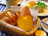 当店のパンはすべて「ブーランジェリー キャセロール」でお作りしております。クロワッサンとフランスパンはその中でも特にお奨めする逸品。