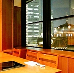東京駅が眺められる窓側のお席。日常の喧騒を忘れてゆっくりとお過ごしください。