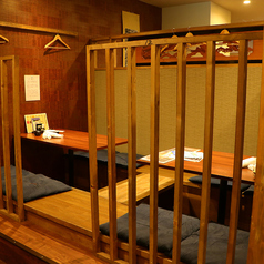 【2～4名様テーブル席】小さなお子様連れでのお食事も安心のベンチソファー型テーブル席。ゆったりくつろげる広さを確保した少人数個室は、地元の集まりやご家族でのご利用にも人気。周りを気にせずお食事が楽しめるプライベート空間で、和創作料理を存分にお楽しみください！