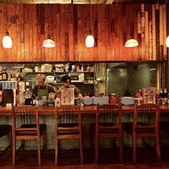 【サク飲み・デート・おひとり様に最適！】特等席のカウンター席は、様々なシーンで対応します。お仕事帰りのサク飲みや、二人の距離が縮まる親密なデートに最適です。もちろん、自分のペースで楽しみたいおひとり様も大歓迎！ぜひご利用ください。