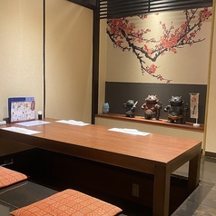 【テーブル席】落ち着いた照明が灯る上質な個室空間は、大切なお客様をおもてなしする接待や会食にも相応しい雰囲気です。また、二人の時間を大切にしたい記念日デートにも最適◎周りに気兼ねなく、美味しい料理と会話をゆっくりと楽しむ大人のひとときをご提供します。