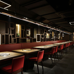 【賑わい感のあるバルをイメージした席】活気に満ちたバルをイメージした空間で、カジュアルに食事を楽しむことができます！友人や仲間との会話を楽しみながら、美味しいお肉とお酒を囲んで楽しい時間を過ごしたい方におすすめのお席です★