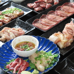 鮮度抜群なタンや鶏肉など、種類豊富なメニューが楽しめる！色鮮やかな一皿をお楽しみください。