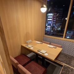 【掘りごたつ席：4名様までご利用可能】落ち着いた雰囲気でゆったり寛げる個室をご用意しております。ご希望のお部屋がありましたら、ご予約時にお伝え下さいませ。