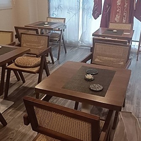 街の喧騒と違って静かなお店です