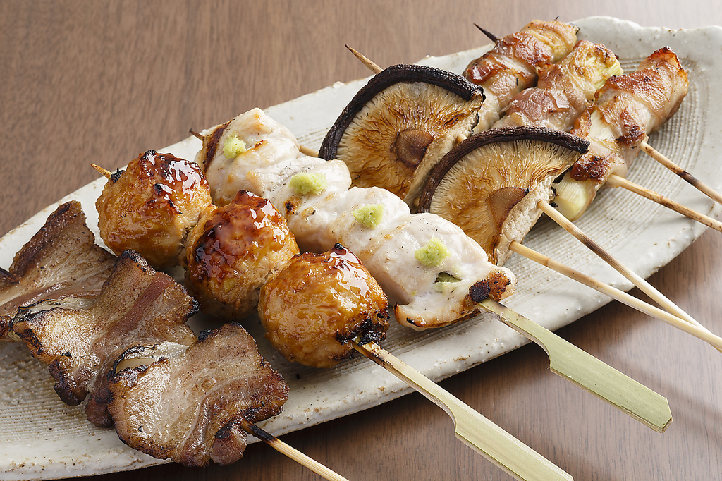 みつせ鶏を使用したやきとり、職人が１本ずつ炭火で焼き上げます。