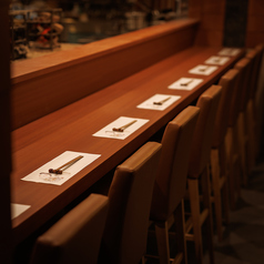 木の温もり漂う店内には、ゆったりとしたテーブル席に加え、目の前で職人のライブ感あふれる炉端焼きを楽しめるカウンター席もご用意。炉端焼きの香ばしさと臨場感が、デートにもぴったりの演出に。