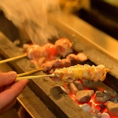 目の前で次々と焼き上げられる串を眺めながらお食事ができるカウンター席。