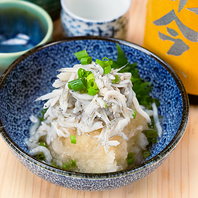 燗にも冷にも寄り添う、職人のあてが揃ってます。