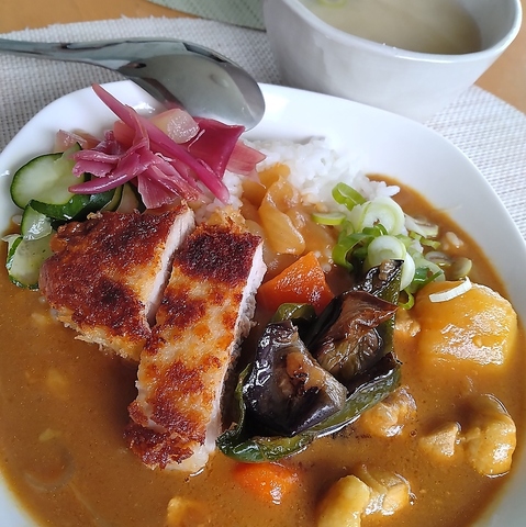 旬な食材をやさしいお味に調理したお総菜屋さんです。店内でお召し上がりもできます。