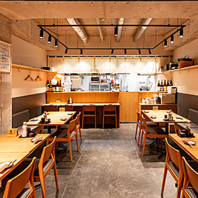 スタイリッシュで温かみのある店内