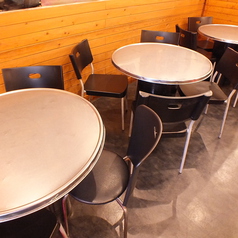最大4名様が座れるテーブル席。丸テーブルなので友人同士など、会話がしやすい席です。