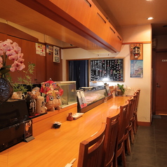 肩を並べて料理とお酒を楽しめるカウンター席は、静かな大人のデートにぴったり。料理人との軽やかな会話と、目の前で繰り広げられる調理風景も、会話のきっかけに。心地よい距離感で、特別な時間をお過ごしください。