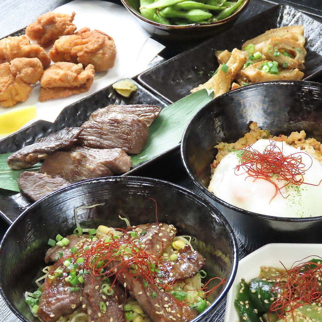 ボリューム満点な丼ものから揚げ物まで揃う充実のラインナップ◎〆の一品まで大満足です！