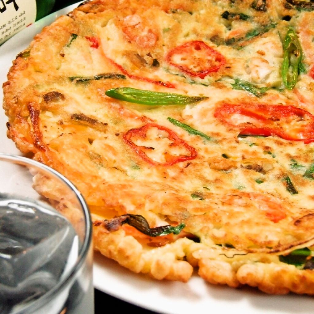 大きくてボリューム満点の海鮮チヂミは２～３人でご一緒にお召し上がり下さいませ!!