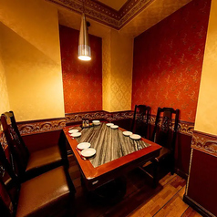 【1階】テーブル席個室(4～8名様) 茶系のインテリアでまとめられた高級感漂う室内。温かみのある壁紙と明るい照明が、居心地のよい空間を創り出しています。完全個室のお部屋はプライベート使いに最適。接待や会食など、VIPルームとしてもお使頂けます。外の喧騒から離れて非日常的な空間でお食事をお楽しみください。
