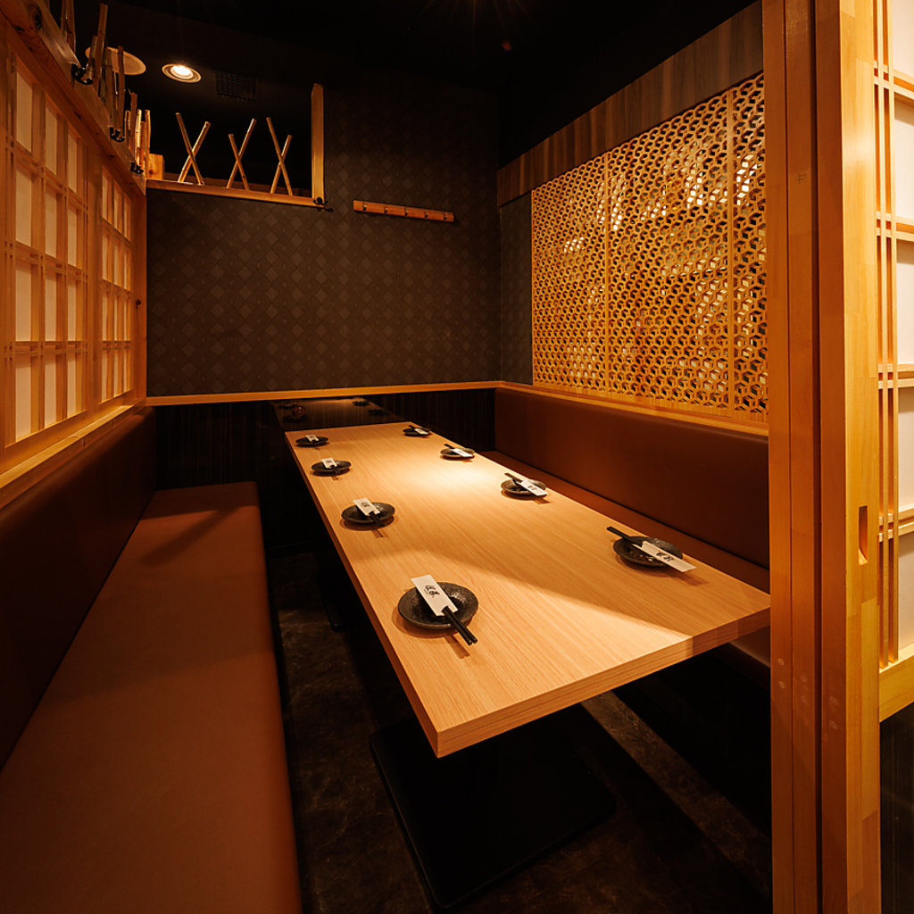 デザイナーズ個室を完備！間接照明やインテリアなど細部の演出にもこだわりぬいた極上な空間を