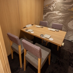 【テーブル席：4名様までご利用可能】和の趣ある店内は、年配の方にも好評です。少人数でのご宴会や集まりなどに最適な空間とお席をご用意しております。