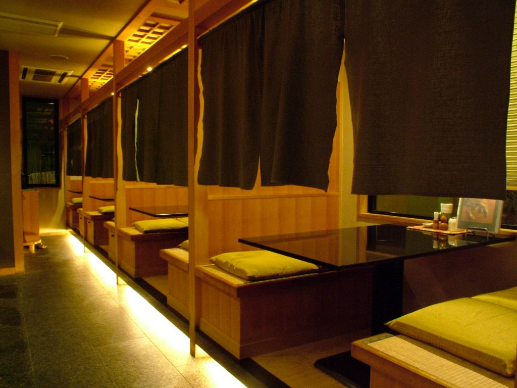 掘りごたつ席の個室や仕切りのある半個室でゆったりと寛いで。