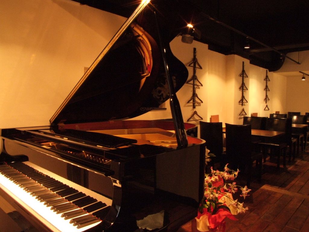 入ってすぐ置かれたグランドピアノはゴージャスさ満点★水・金・土・日は生演奏やってます♪