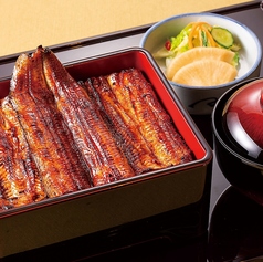 うな重ふっくら焼き上げた蒲焼とご飯とのコントラスト