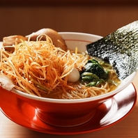 濃厚な家系スープとツルッと細麺の融合！