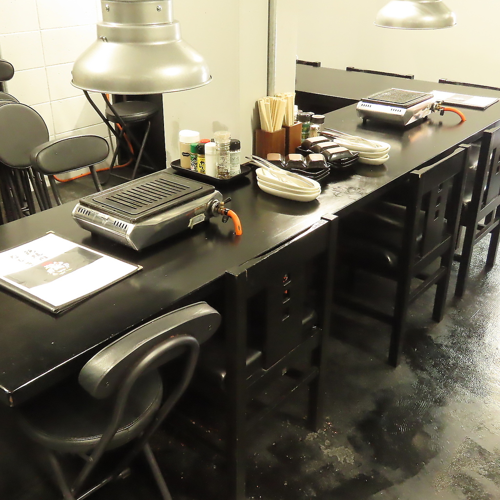 お一人様や少人数でも気軽に楽しめるカウンター席♪卓上のコンロで自分好みに焼けるのが魅力です◎