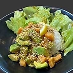 サーモンとアボカドのポキ丼