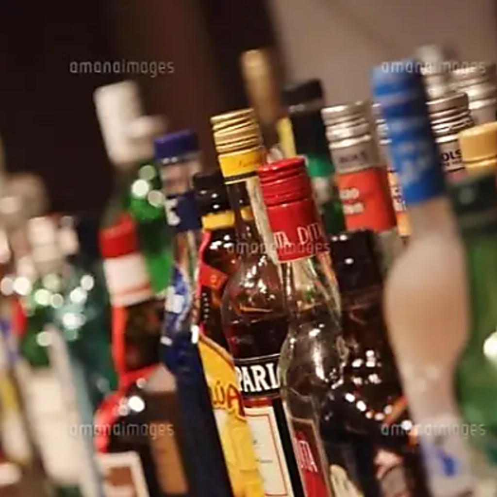 予約不要のフリー飲み放題は1200円(税込)～！カクテルなど約100品と豊富な品揃えとなっております◎