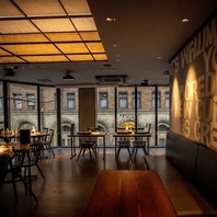 【開放的な空間で会食や打ち合わせのセッティングも】