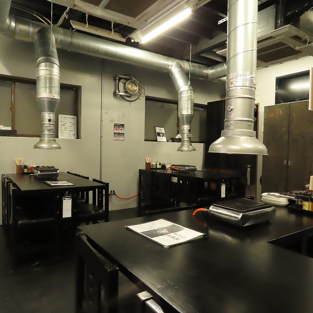 清潔感のある広々とした店内には強力な排気ダクトを完備！匂いを気にせず快適に過ごせます♪