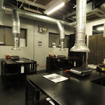 清潔感のある広々とした店内には強力な排気ダクトを完備！匂いを気にせず快適に過ごせます♪