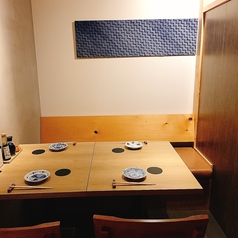 2～4名席完全個室。日本情緒溢れる和空間となっており、接待や外国のお客様を交えたご宴会にぴったり。テーブルのレイアウト変更も可能です。