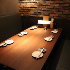 【少人数のお集まりや家族とのお食事にも当店は最適】木のテーブルと温かみのある照明が、落ち着いた雰囲気を演出します。合コンや女子会はもちろん、2次会などのちょい飲みにもぜひご利用ください。安心して食事や会話を楽しめる居心地のよい空間です。