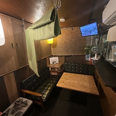 ソファー席の落ち着いた席です。【夏仕様】冷房付いてます【冬仕様】暖房もついており、一組で10名様ぐらいでご利用頂けます。　山小屋の様な個室になります。