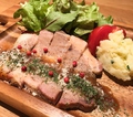 料理メニュー写真 アボカド豚肩ロース肉のローストポーク