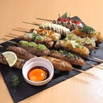 ご注文を受けてから丁寧に焼き上げるジューシーな当店自慢のつくねや焼き鳥！アツアツのうちにどうぞ