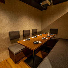 大人数利用でも安心。会食にも最適な大きめテーブルは宴会や接待シーンにも人気の広々空間。貸し切り状態でお楽しみいただけるこの席は、ここでしか味わえない特別な空間に・・・。