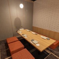 【掘りごたつ席：6名様までご利用可能】接待や会食など、大切な方へのおもてなしにもぴったりの個室をご用意。様々な場面でご利用ください。