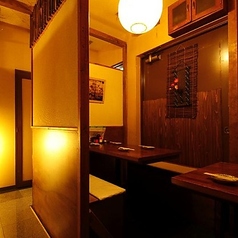 当店の2階には暖簾や格子で仕切られた大小さまざまな半個室があり、ニーズやシーンに合わせてのご案内が可能です◎3名様でご利用可能なお部屋は、カップルでの居酒屋デートやご同僚とのサシ飲みなどにもご利用いただけるお席です♪