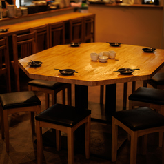 ゆったりと寛げる広々としたテーブル席をご用意しております。普段のご会食をはじめ、歓送迎会やご接待、企業・団体様のご宴席まで、多彩なシーンに対応可能です。どうぞお気軽にお問い合わせください。