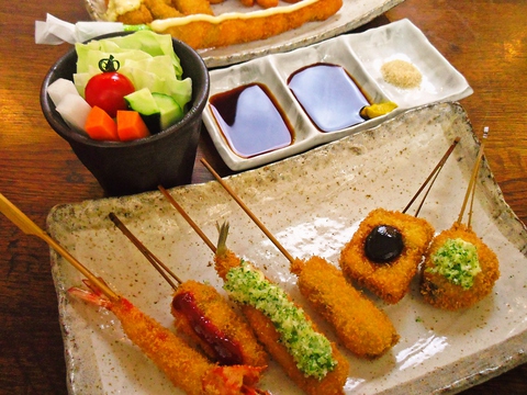 旬の食材をふんだんに使った串カツが人気のお店。和食料理も美味しいと評判。