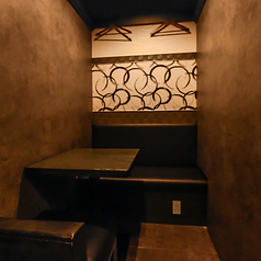 銀座や日本橋の中心に位置しながら、喧騒から解放された隠れ家のような空間が広がります。大人のための上質な環境で2名様用の個室でゆったりとした時間をお楽しみいただけます。特別なひとときを過ごすのに最適な場所です。なお、1階または2階のご指定はできませんのでご了承ください。ぜひ、特別な思い出を作りませんか。