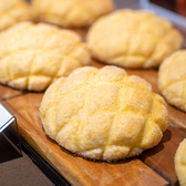 パンコーナーに並ぶのは食パン、サンドイッチ、各種メジャーな種類からマイナーなものまで取り揃えております。