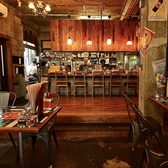 店内は様々なお席をご用意しています。カウンター席はサク飲み・おひとり様・デートに最適。テーブル席は笑顔溢れる空間で、ご家族やご友人と。さらに6名様まで利用可の半個室も完備し、様々なシーンでご利用いただけます。