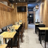 木目調の温もりあふれる新店は、心地よい香りに包まれた落ち着いた空間。モニターも完備しているので、会社の宴会や仲間との出し物にも柔軟に対応できます。気軽に楽しめる雰囲気で、特別な時間をお過ごしください。