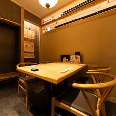 都会の喧騒を離れた静謐な隠れ家。4名様用個室を2室完備、ゆとりある品格の空間を設えます。四季を映す美食と、細やかなもてなしを尽くす。大切な語らいのひとときを、ぜひ当店で心ゆくまで。
